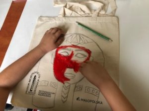 torba z egipskim motywem namalowana podczas warsztatów