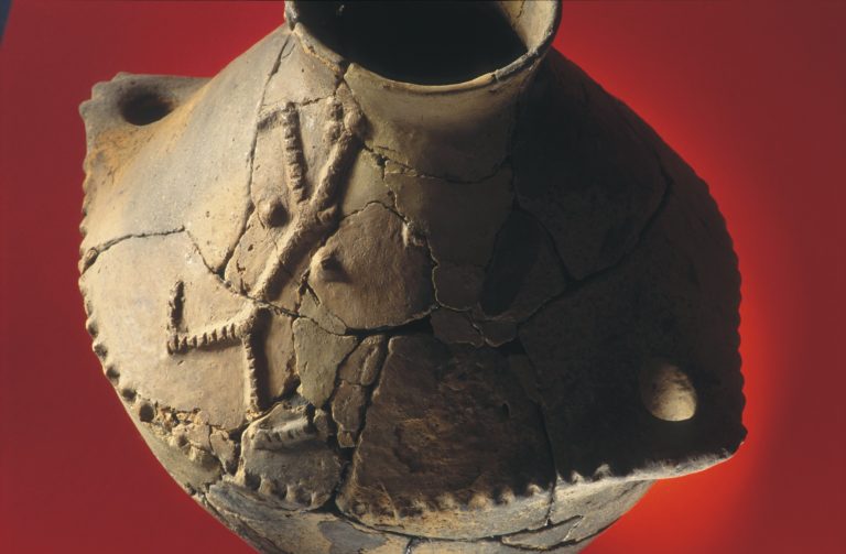 Amfora gliniana z postacią ludzką sprzed 6,5 tys. lat z Targowiska (fot. R. Słaboński)