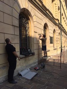 Montaż tablicy pamiątkowej