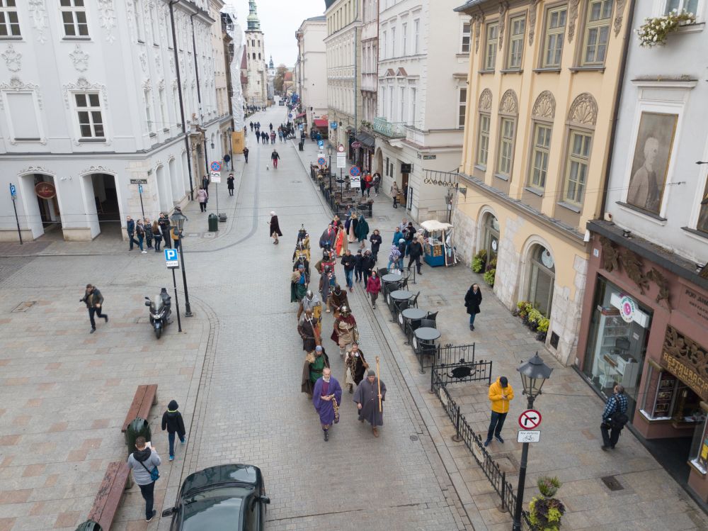 Przemarsz ulicami miasta Krakowa grupy gladiatorów - zdjęcie z drona