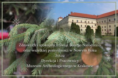 tekst życzeń świątecznych na tle budynku muzeum