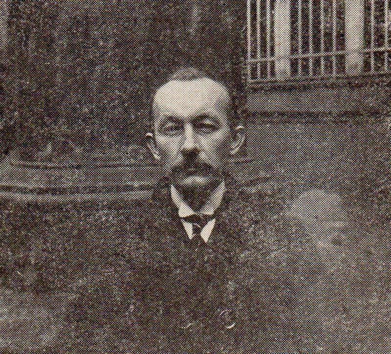 1. Fotografia czarno-biała: Józef Kostrzewski w 1924 r. źródło: Domena publiczna.