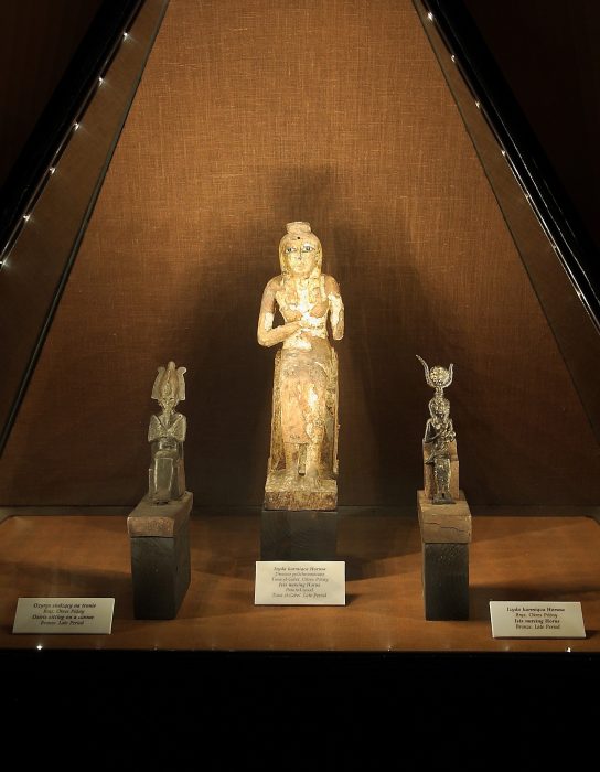 Zdjęcie kolorowe; 3 figurki postawione w gablocie w kształcie piramidy.