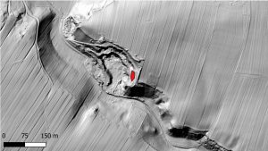 2. Cieniowana, czarno-biała mapa z zaznaczonym na czerwono niewielkim stanowiskiem.