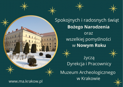 Grafika przedstawia życzenia: "Spokojnych i radosnych świąt Bożego Narodzenia oraz wszelkiej pomyślności w Nowym Roku życzą Dyrekcja i Pracownicy Muzeum Archeologicznego w Krakowie". Tekst biały na tle w kolorze morskim, ozdobionym 10 złotymi gwiazdkami. Z lewej strony zdjęcie w złotej okrągłej otoczce. Na zdjęciu budynek Muzeum od strony ogrodu przysypanego białym śniegiem.