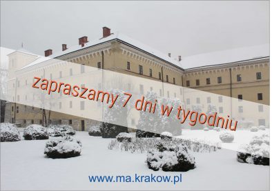 grafika z napisem "zapraszamy 7 dni w tygodniu" w tle budynek muzeum w oprawie zimowej