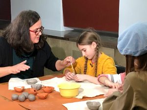 ekipa TVP ABC programu ZIARNO na nagraniach w salach wystawowych Muzeum Archeologicznego w Krakowie