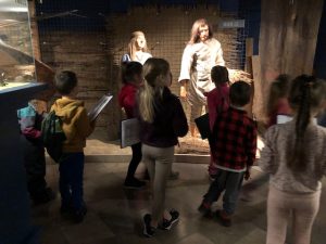 Mali goście z Ukrainy na zajęciach w muzeum