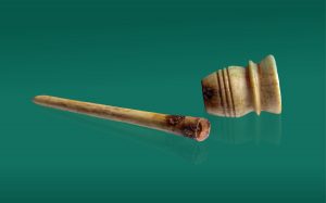 Strzykawka - Wykonane z rogu i kości zakończenie irygatora-strzykawki. Pierwotnie części (osada zbiorniczka i „igła”) połączone niezachowanym, żelaznym sztyftem