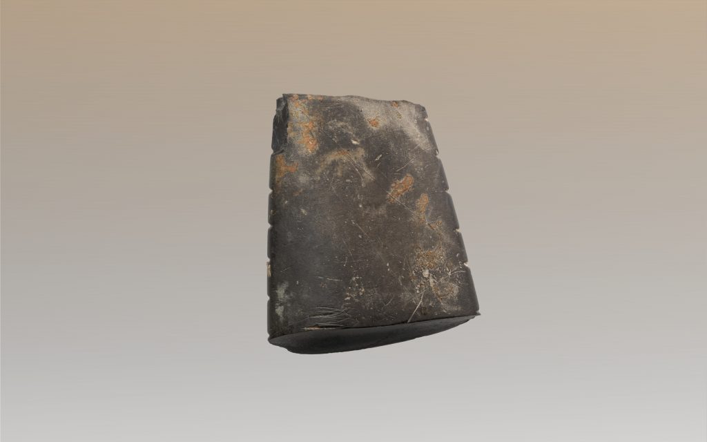 zabytek - czarny kamień sprzed 30 tysięcy lat
