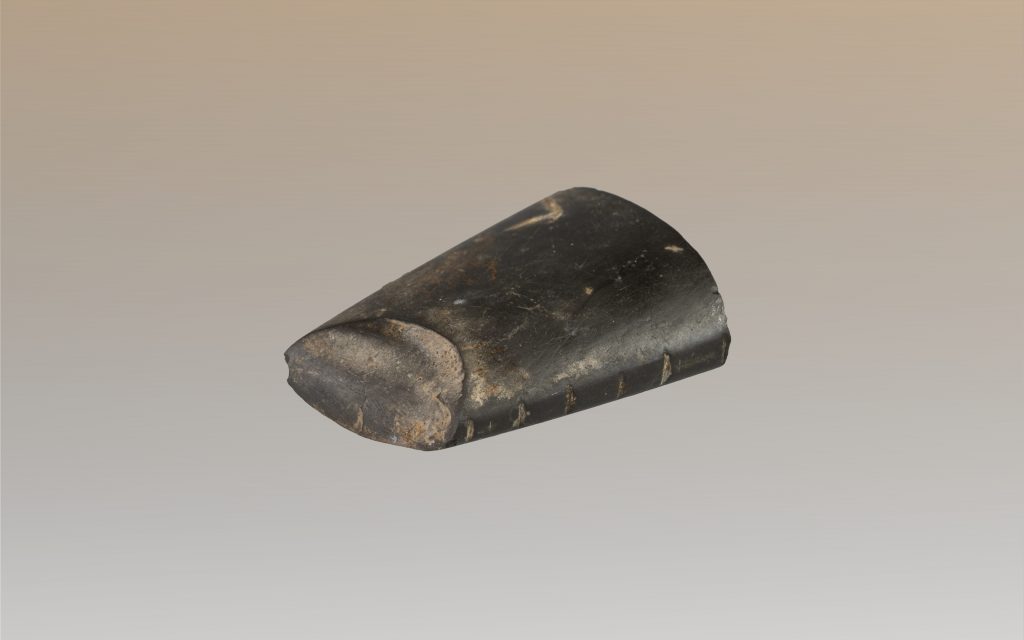 zabytek - czarny kamień sprzed 30 tysięcy lat