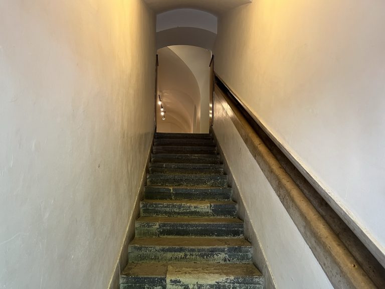 schody za drzwiami wejściowymi do Muzeum