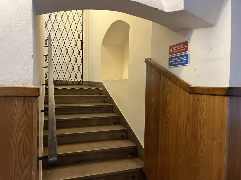 schody prowadzące do sal wystawowych