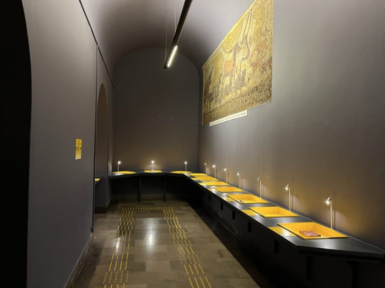 sala z kopiami do dotykania pierwsza sala wystawy wejście na wystawę „Pradzieje i wczesne średniowiecze Małopolski”