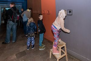 Osoby zwiedzające podczas Dnia Otwartych Drzwi Muzeów Krakowskich