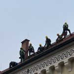 remont - pracownicy na dachu budynku Muzeum