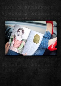 Imaginacja rozkładówki magazynu modowego z wizerunkiem „Damy z Barbakanu”