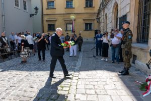 Uroczystość przy tablicy pamięci skazanym w procesie krakowskim w 1947 r., przy ul. Senackiej 3