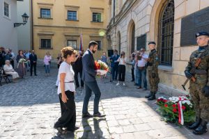 Uroczystość przy tablicy pamięci skazanym w procesie krakowskim w 1947 r., przy ul. Senackiej 3