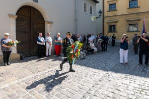 Uroczystość przy tablicy pamięci skazanym w procesie krakowskim w 1947 r., przy ul. Senackiej 3