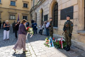 Uroczystość przy tablicy pamięci skazanym w procesie krakowskim w 1947 r., przy ul. Senackiej 3