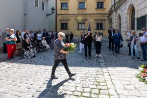 Uroczystość przy tablicy pamięci skazanym w procesie krakowskim w 1947 r., przy ul. Senackiej 3