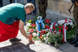 Uroczystość przy tablicy pamięci skazanym w procesie krakowskim w 1947 r., przy ul. Senackiej 3