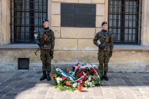 Uroczystość przy tablicy pamięci skazanym w procesie krakowskim w 1947 r., przy ul. Senackiej 3