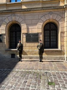 Uroczystość przy tablicy pamięci skazanym w procesie krakowskim w 1947 r., przy ul. Senackiej 3