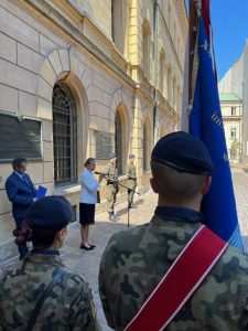 Uroczystość przy tablicy pamięci skazanym w procesie krakowskim w 1947 r., przy ul. Senackiej 3