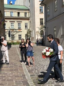 Uroczystość przy tablicy pamięci skazanym w procesie krakowskim w 1947 r., przy ul. Senackiej 3