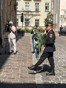 Uroczystość przy tablicy pamięci skazanym w procesie krakowskim w 1947 r., przy ul. Senackiej 3