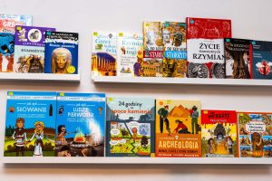 kolorowe zdjęcia z&nbsp;oferty sklepiku muzealnego