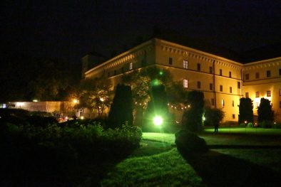 budynek muzeum nocą
