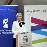 Marszałek Iwona Gibas na tle roll-upów
