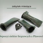 Cztery brązowe siekiery ułożone obok siebie na jasnym tle.