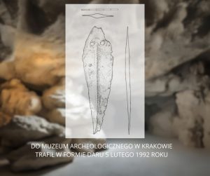 Grafika, rysunek sztyletu miedzianego, frontalny oraz przekroje od boku i od góry. Rysunek wykonany ołówkiem na białej kartce, cienie wykonane kropkowaniem. W tle ciemna jaskinia lekko doświetlona słońcem. Z podpisem: Do Muzeum Archeologicznego w Krakowie trafił w formie daru 5 lutego 1992 roku.