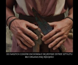 Grafika, wizualizacja mężczyzny trzymającego w dłoni sztylet, wykonana przy pomocy sztucznej inteligencji. Mężczyzna ubrany jest w blado czerwoną tunikę z dwoma białymi, pionowymi pasami, przepasany skórzanym pasem. Na rękach ma bransolety z rzemyków, na lewym małym palcu prosty złoty pierścień. W lewej ręce trzyma sztylet, częściowo pokryty zieloną patyną, rękojeść drewniana. Pod wizualizacją podpis: Do naszych czasów zachowało się jedynie ostrze sztyletu bez organicznej rękojeści.