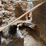Prace wykopaliskowe w okolicy wejścia do Muzeum