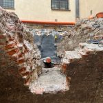 Prace wykopaliskowe w okolicy wejścia do Muzeum