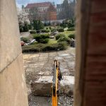 widok za bramą remontowanego Muzeum