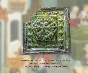 Kafle i naczynie znalezione w dole chłonnym w 1967 r. podczas prac prowadzonych przy ul. Jagiellońskiej 7a w Krakowie (fot. B. Pilarski).