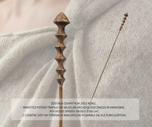 Szpila z Radłowa w całości i z przybliżeniem na główkę z widocznym zdobieniem, fot. P. Iwaszko