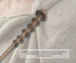 Główka szpili wraz ze zdobieniem w postaci linii rytych, fot. P. Iwaszko