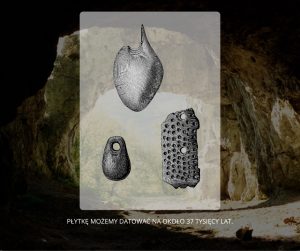 Ilustracja „płytki” z publikacji Jana Zawiszy, przedstawiona wraz z innymi zabytkami. (Zawisza 1979)