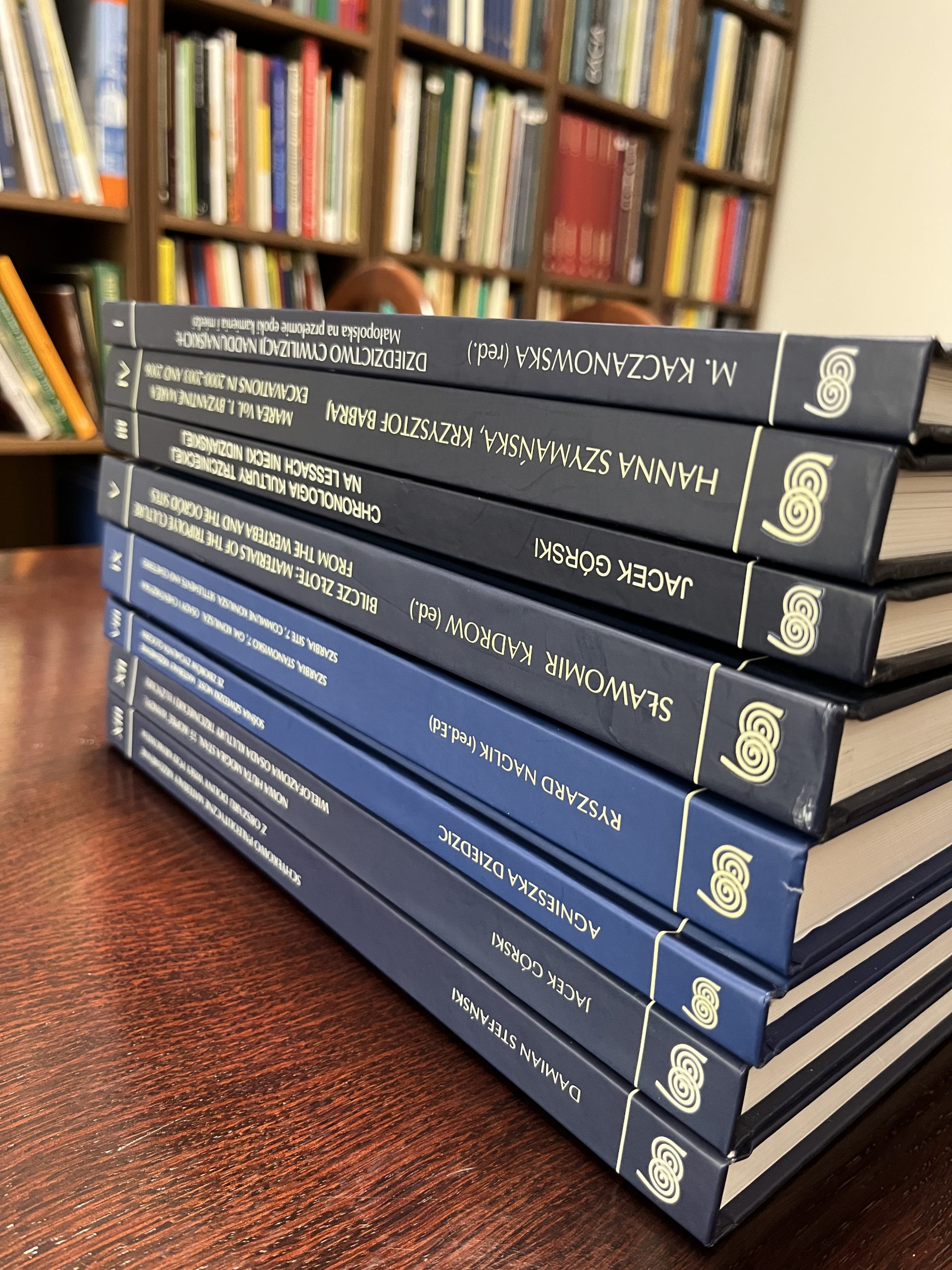 fotografia przedstawiająca książki z&nbsp;serii Biblioteka Wydawnictw Muzeum Archeologicznego w&nbsp;Krakowie
