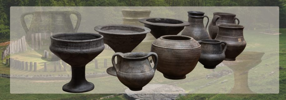 W tle zielona polana z konstrukcjami kamiennymi w Sarmizegetusie, stolicy Daków, obecnie Siedmiogród w Rumuni, na pierwszym planie naczynia gliniane, toczone na kole.