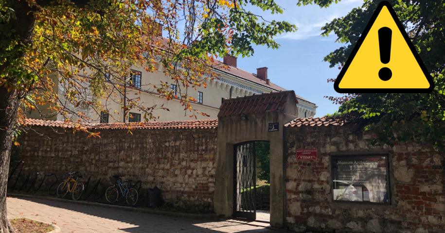 znak uwaga ze zdjęciem muzeum w tle