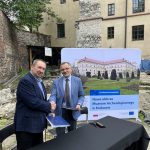 Dyrektor Mzuem oraz przedstawiciel firmy Wodpol