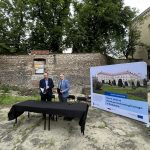 Dyrektor Mzuem oraz przedstawiciel firmy Wodpol